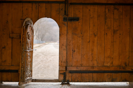 开放的木质门以外的墙体和散景图片