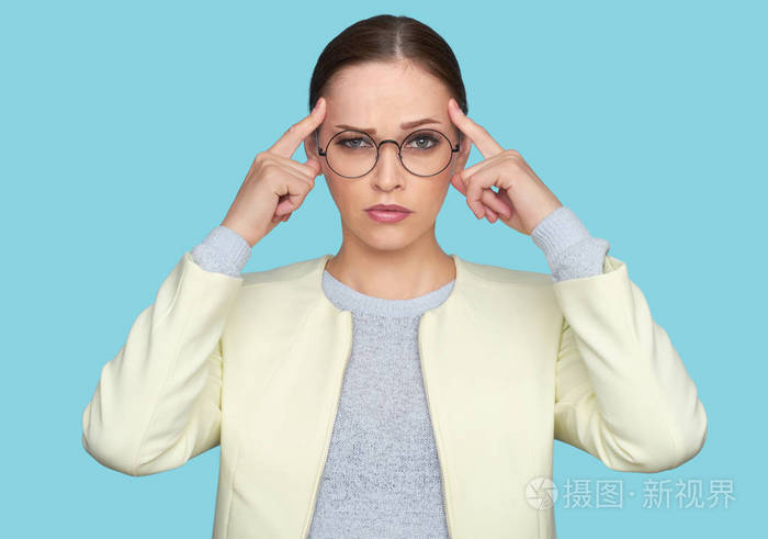 摄影棚拍摄的魅力女性认真思考问题在蓝色背景上被隔离