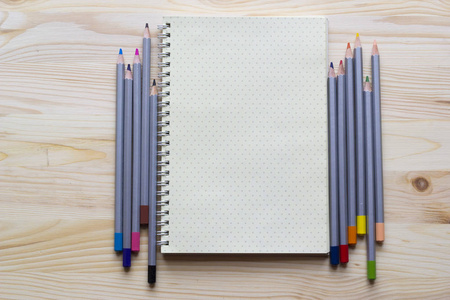 记事本的创意和想法用彩色铅笔在胡
