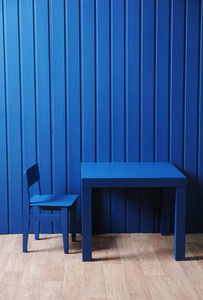 蓝墙附近的蓝桌椅图片