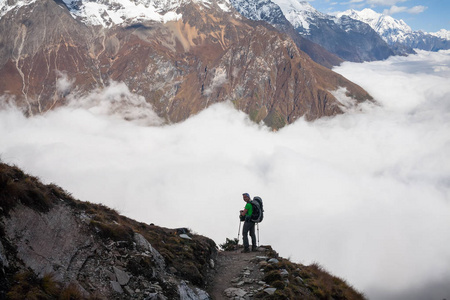 徒步旅行去山谷的路上覆盖着云马纳斯卢峰 c