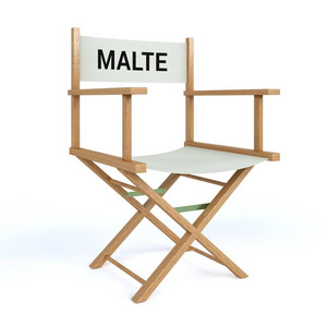 Malte 写在主任椅子在独立白色背景