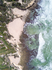 热带沙滩和海洋与绿松石水的鸟瞰图