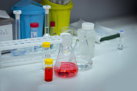 在实验室的桌子上有五颜六色的烧瓶中的试剂。