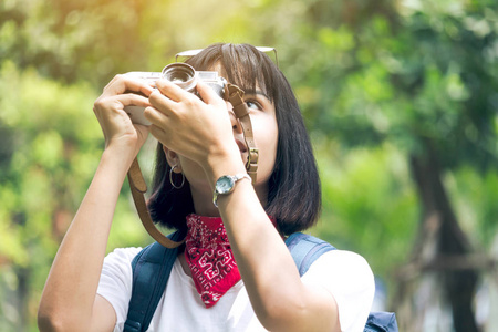 亚洲女人拍照的相机