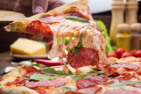 比萨香肠, 意大利干酪, 意大利香肠和芝麻菜在木质背景下