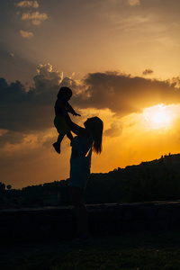 母亲与婴儿在日落时的剪影。黑山，Sveti 燕姿