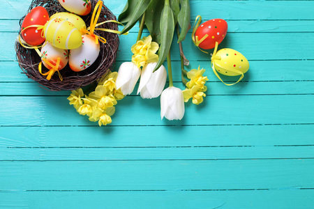 装饰的复活节彩蛋和春天的花朵