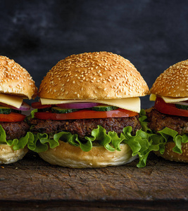 新鲜的生菜汉堡图片