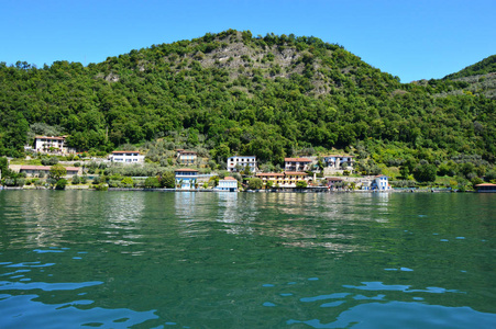 从渡轮与岛蒙特伊索湖全景。意大利的风光。湖上岛。伊塞奥湖，意大利