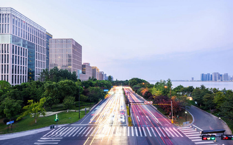 沥青路面的摩天大楼为背景的现代化城市