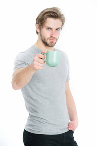 年轻人与杯喝咖啡或茶