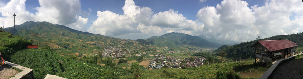 爪哇, 印尼。从山上的山路看山上有翠绿的田野和山谷中的村庄