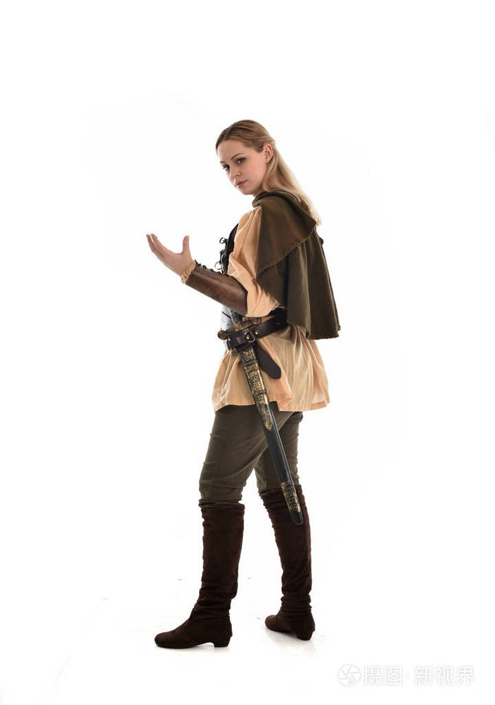 身穿褐色中世纪武士服的金发女郎的全长肖像.