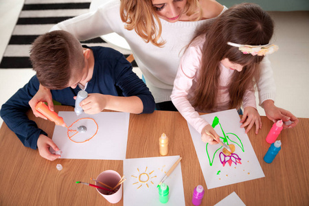 年轻母亲与孩子一起画在家中