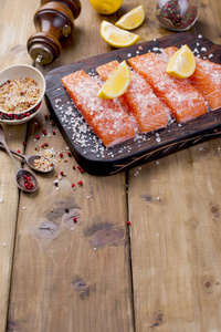 鲑鱼在木板上切片, 撒上盐和香料。文本的可用空间。海鲜。复制空间