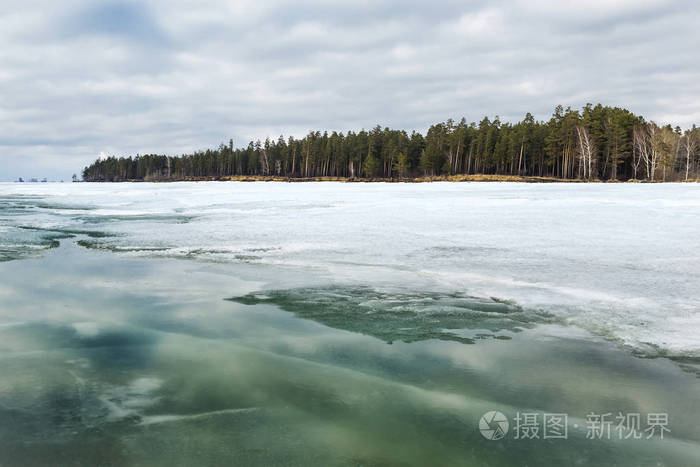 随着冰川的融化的鄂毕河的海岸