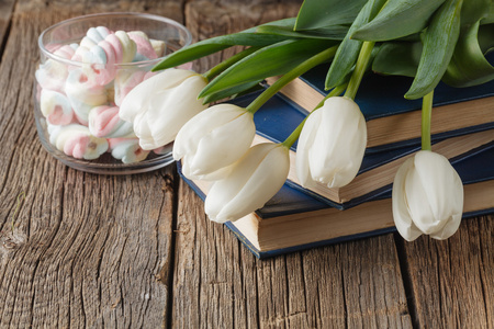 书和木桌上的花照片