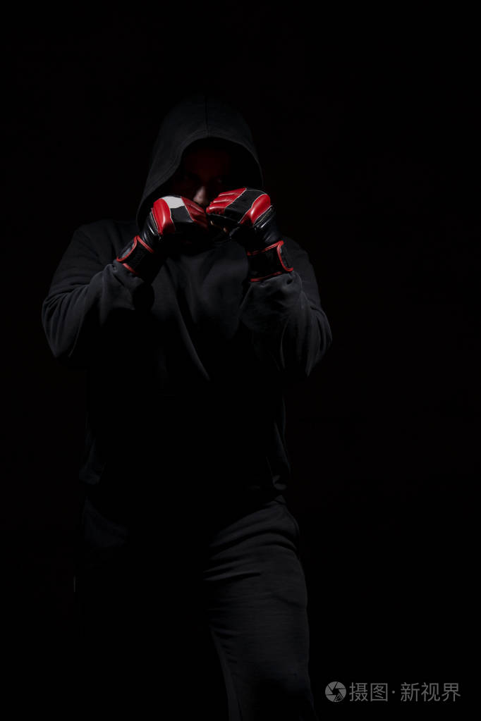 黑色背景黑色帽衫男性成人拳击与格斗行业的高分辨率图像概念