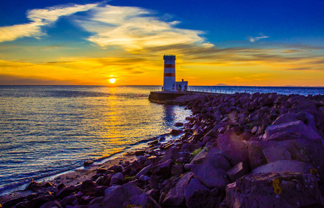 日落时冰岛海岸灯塔