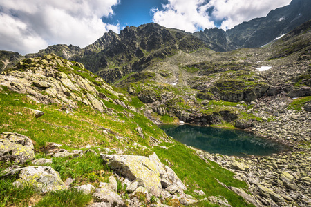 从徒步越过 tatra 山脉的景色。波兰。欧洲