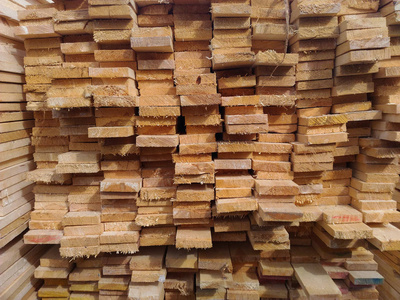 大堆的木围板
