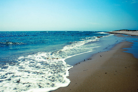 海滩海岸。多彩海景海景风景区。波浪水和沙子与蓝天。放松时间。暑假。在海滩上休闲。希腊海外旅游