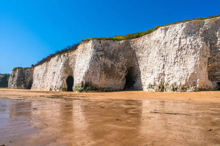 英国东部肯特郡马盖特金斯凯特湾的白粉笔悬崖和海滩景观