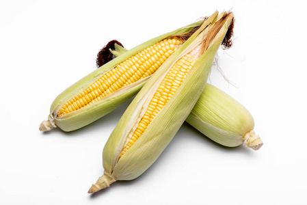白色背景的玉米, 特写顶部视图