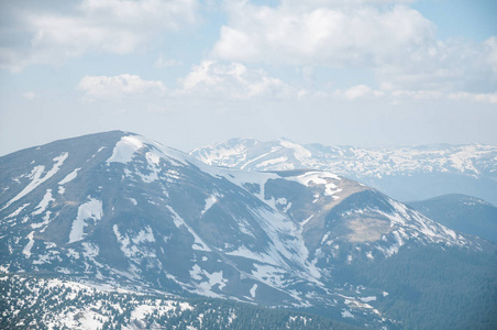 一个美丽的全景, 喀尔巴阡山的雪山, 从 Goverly 的顶部春天在一个美丽的阳光明媚的一天, 白云。喀尔巴阡山, Gover