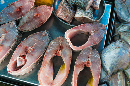 本地新鲜市场的海鲜, 生鱼片