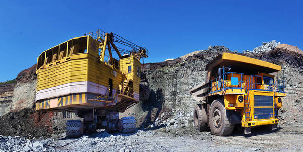 大型采石场倾卸卡车。把石头装进翻车机里将煤装入车身工作车。矿山卡车开采机械, 从露天煤矿运煤