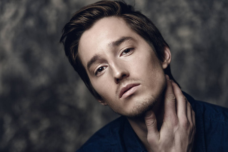 黑头发男人图片