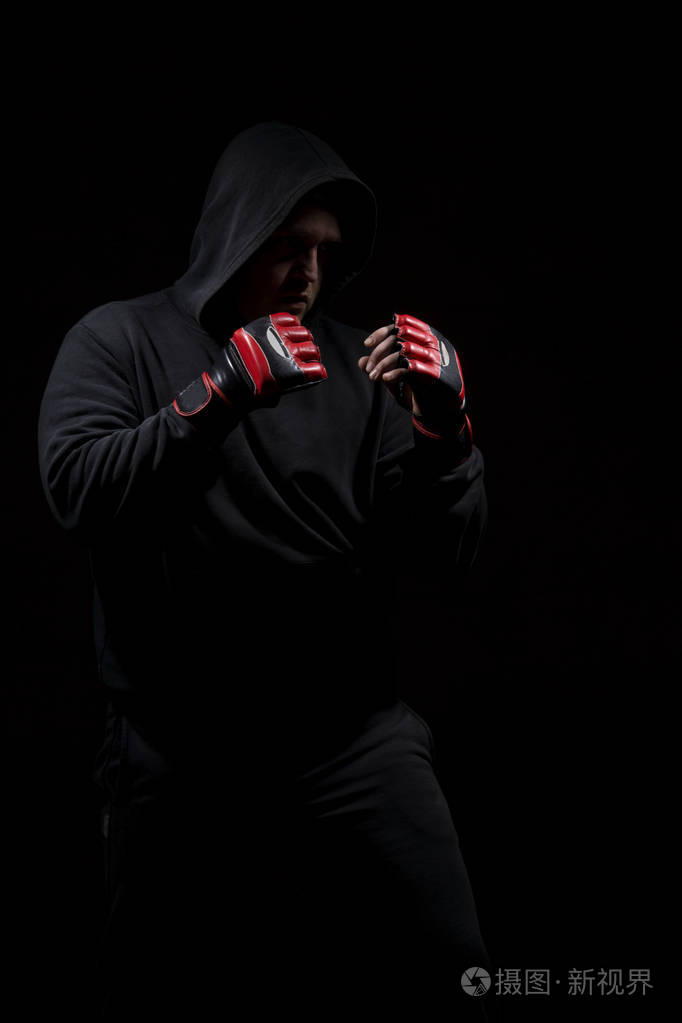 黑色背景黑色帽衫男性成人拳击与格斗行业的高分辨率图像概念
