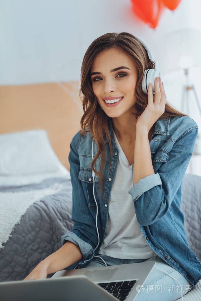 高兴的快乐的女人听音乐
