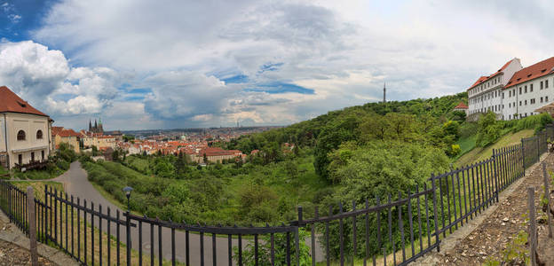 布拉格全景从山, 夏天, 云彩图片