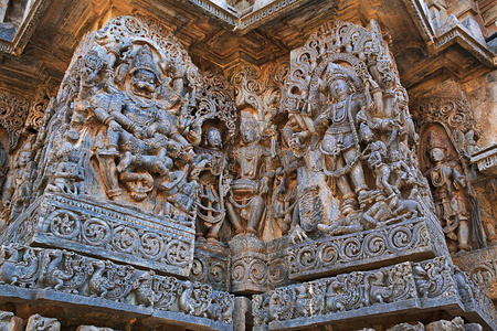 Narsimha 雕塑在左边和女神卡利在右边, 西边墙壁, Hoysaleshwara 寺庙, Halebidu, 卡纳塔里, 