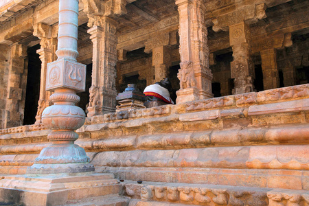 Flagpost 和100柱 mandapa, Airavatesvara 寺, Darasuram, 泰米尔纳德邦, 印度。从