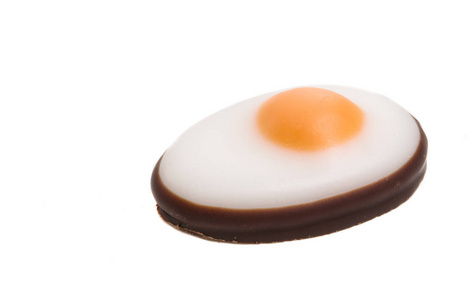 在白色背景下分离的糖果蛋
