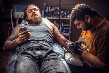 世界各国纹身师在工作室里使纹身图片照片