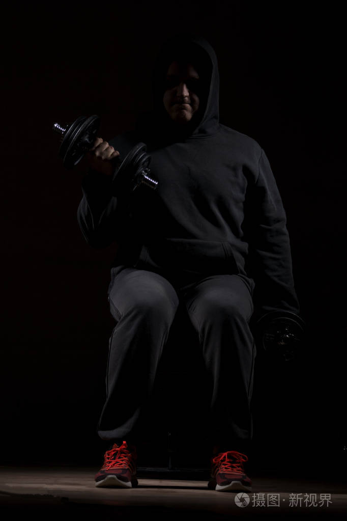 年轻男性做健美运动.适合健身行业的高分辨率图像概念