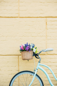 自行车特写视图在篮壁上的美丽五颜六色的花朵