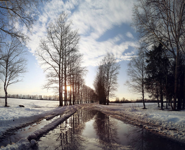 北饮泉融化的雪泉公园照片