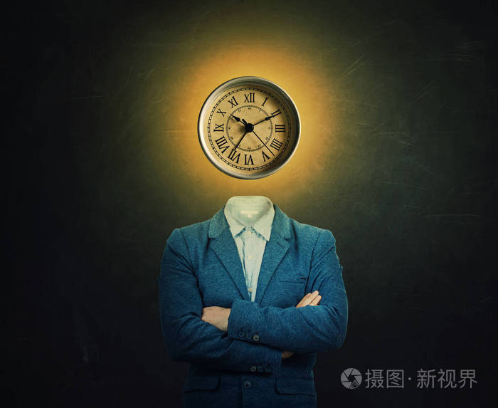 一个严肃的教授与交叉的手和时钟, 而不是他的头上黑板背景的超现实