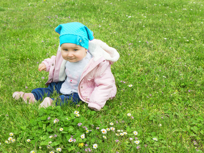 开花的草地上玩的小可爱宝贝