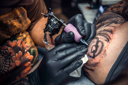 专业的纹身艺术家做纹身店的纹身