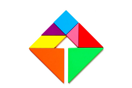 彩色木七巧板拼图在正方形与内箭头形状在白色背景上照片