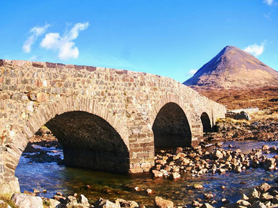 在去苏格兰高地春季的路上。老式石桥