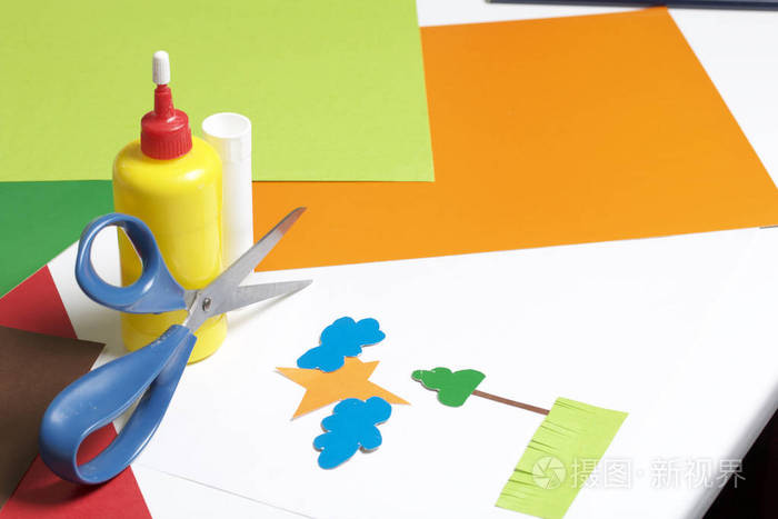 贴花的教训必要的物品胶水彩色纸和剪刀躺在桌子的白色表面上剪切多个