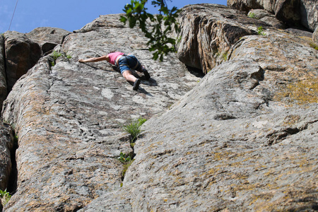 在一块岩石上攀爬的女孩